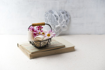 Basket with marguerite