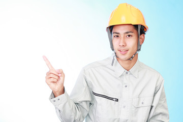 指示する笑顔の労働者