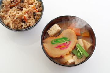 おいしそうな味噌汁と炊き込みご飯