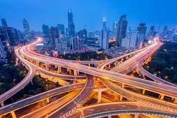 Foto auf Acrylglas Luftaufnahme einer Autobahnüberführung nachts in Shanghai - China. © fazon