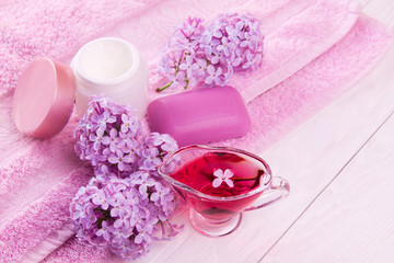 Obraz na płótnie Canvas Spa essentials with lilac