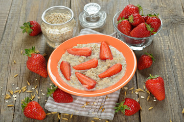 Oatmeal with strawberries
