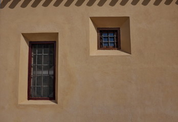Fen&ecirc;tres &agrave; barreaux, murs ocre