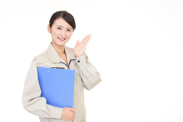 案内する笑顔の作業員