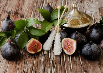 raw figs in a wooden bowl, selective focus