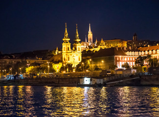 Fototapeta na wymiar night view on Matthias church from Danube