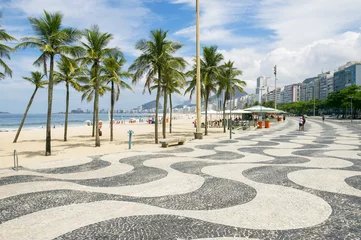 Fotobehang Copacabana, Rio de Janeiro, Brazilië Het iconische stoeptegelpatroon van het strand van Copacabana dat afbuigt in de skyline van Rio de Janeiro, Brazilië