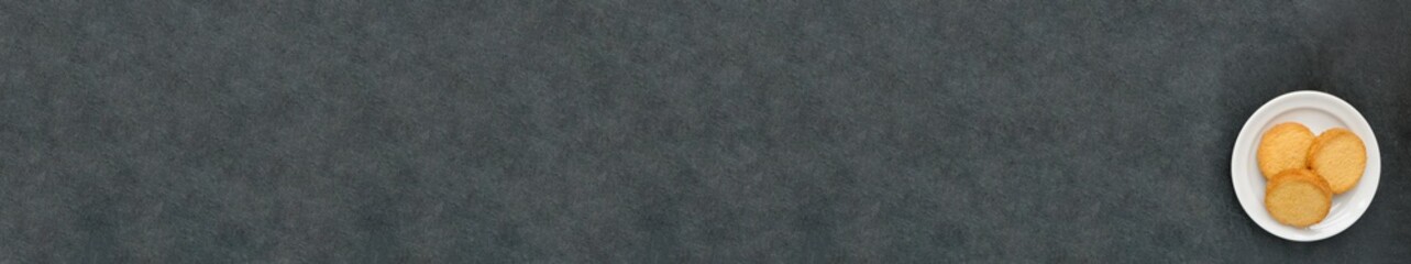 Sablés dans une assiette sur ardoise... carte, menu, bannière