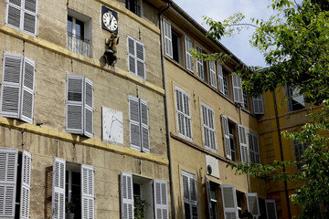 Fototapeta na wymiar cadran solaire et horloge sur façade