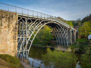 The Iron Bridge over the River Severn in the Ironbridge Gorge, Shropshire, England, UK. A 30 metre span of cast iron built in 1779.
