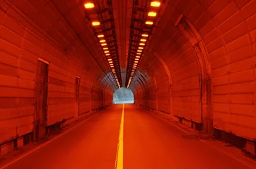 Photo sur Plexiglas Tunnel 赤い灯りとトンネル