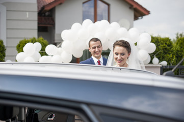 Odebranie panny młodej z przystrojonego balonami domu rodzinnego © pabisiak