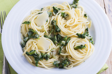Spaghettis with spinach and Parmesan.