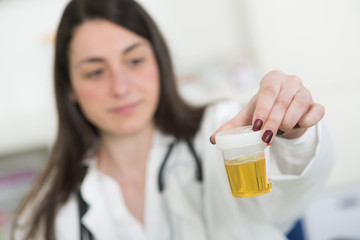Ärztin bzw. Arzthelferin begutachtet eine Urinprobe