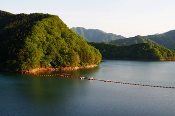 Fototapeta premium 夕方の宮ヶ瀬湖