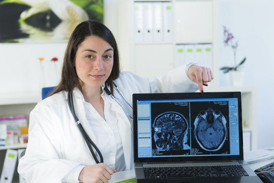 Äztin bzw. Arzthelferin mit MRT Röntgenbild auf Computer