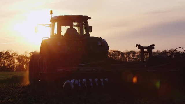 Tractor Silhouette, leave the setting sun