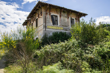 Fototapeta na wymiar Stazione ferroviaria abbandonata di Allumiere