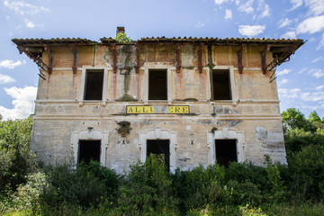 Fototapeta premium Stazione ferroviaria abbandonata di Allumiere