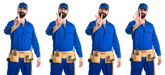 Obraz premium Plumber counting five