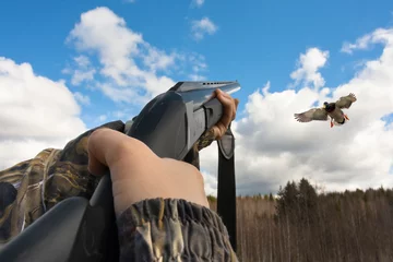 Tragetasche Jägerhände, die von einer Waffe auf eine Ente schießen © rodimovpavel