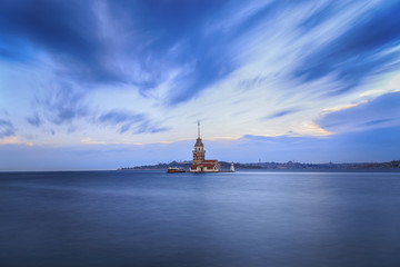 Obraz premium Maiden Tower View During the Twilight Under the Clouds