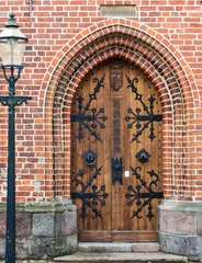 Foto op Plexiglas Oude eiken deur met beslagen naast lantarenpaal © rckohnke