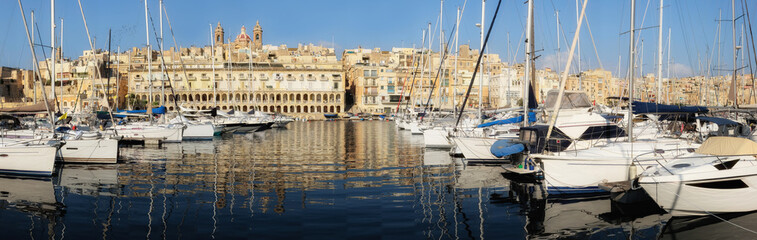 Obraz premium Sailing boats on Senglea marina in Grand Bay, Valetta, Malta