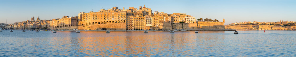 Obraz premium Malta, Senglea peninsula in morning light, panorama image