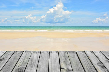 Fototapeta premium Plaża z niebieskim niebem i chmurnym tłem