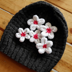 Obraz na płótnie Canvas knit daisy flower on wool background