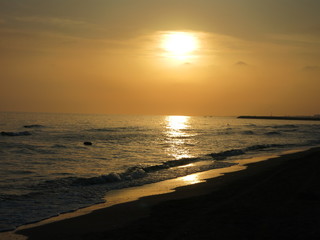 Морской берег в вечерних лучах заходящего солнца