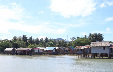 Obraz premium fisherman village and tradition floating home stand on a sea, Trang Thailand