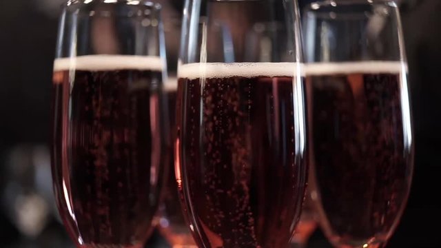 Бокалы, снятые крупным планом.