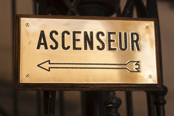 plaque d'indication de l'ascenseur