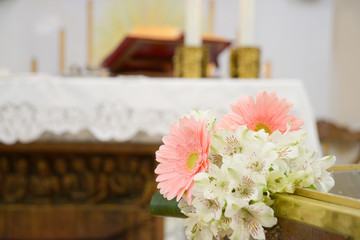 Addobbi floreali in chiesa per battesimo