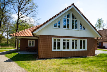 Obraz premium Einfamilienhaus im Wald