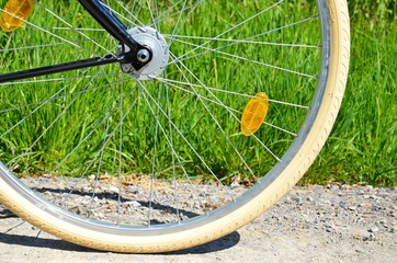 Detailaufnahme eines Fahrrads: Speiche, Reflektoren und Reifen