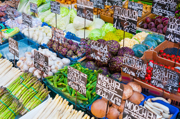 Obraz premium Fresh and organic vegetables at market stall