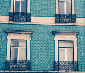 Fototapeta na wymiar windows in lisbon