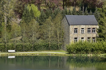 Reflet magique &agrave; l'&eacute;tang du Moulin &agrave; Eau aux jardin d'Annevoie 