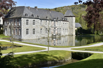 Le Château de Grouillon dans le domaine des Jardins d'Eau d'Annevoie 