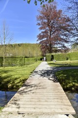 Passage en bois au dessus d'un des ruisseaux des Jardins d'Eau d'Annevoie 