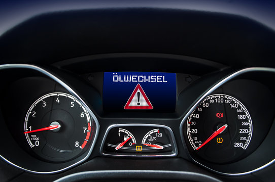 Cockpit mit Tacho und Warnhinweis &Ouml;lwechsel