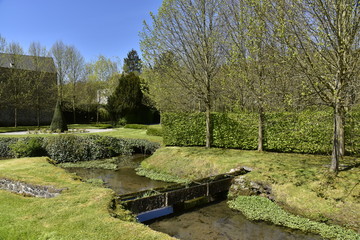 Bacs à fleurs traversant l'un des ruisseaux aux Jardins d'Eau d'Annevoie