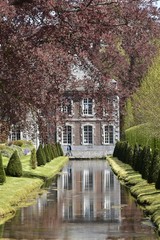 Reflet du château de Rouillon dans le canal inférieur au milieu d'une nature somptueuse aux Jardins d'Eau d'Annevoie