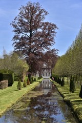 Fototapeta premium Le canal inférieur au milieu d'une nature luxuriante aux Jardins d'Eau d'Annevoie 