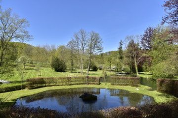 La pièce d'eau décagonale au milieu de la nature luxuriante au printemps aux Jardins d'Eau d'Annevoie 