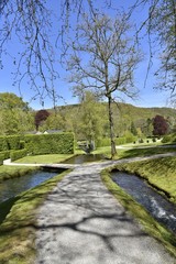 Chemin entre deux ruisseaux aux Jardins d'Eau d'Annevoie 