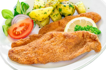 Wiener Schnitzel mit Petersilienkartoffeln und Garnitur